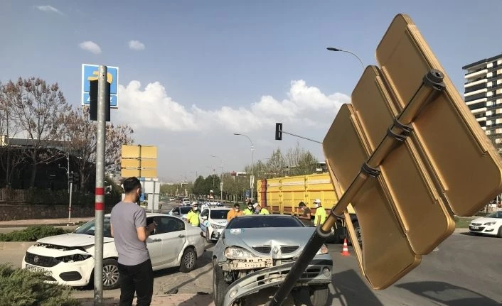 İki araç çarpıştı, biri tabelayı devirdi: 2 yaralı