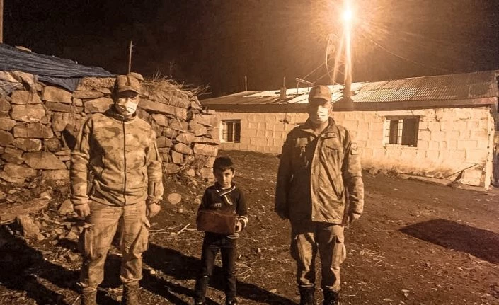 Jandarmadan karantinadaki çocuğa doğum günü sürprizi