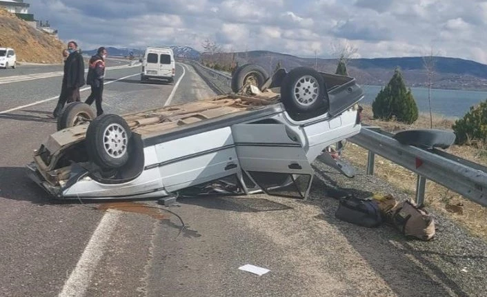 Kamyonla çarpışan otomobil ters döndü:4 yaralı