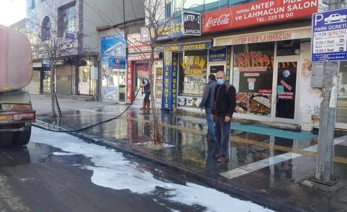 Kars’ta kaldırımlar köpüklü suyla yıkanıyor