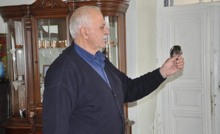 Kars’ta kargaların saldırısına uğrayan kuşu köylü kurtardı