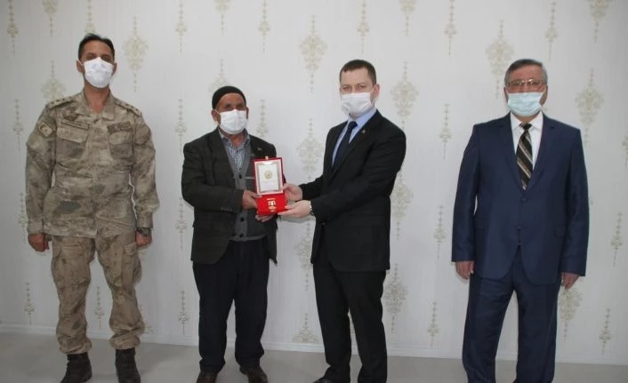 Kaymakam Demirer’den Kıbrıs gazilerine madalya