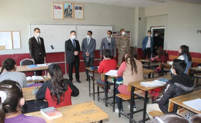 Kaymakam Demirer’den köy okuluna ziyaret