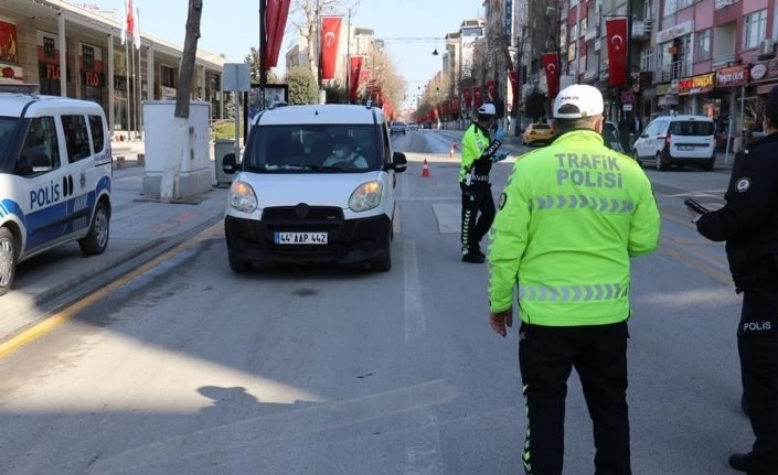 Kısıtlamada dışarı çıkanlar polise takıldı