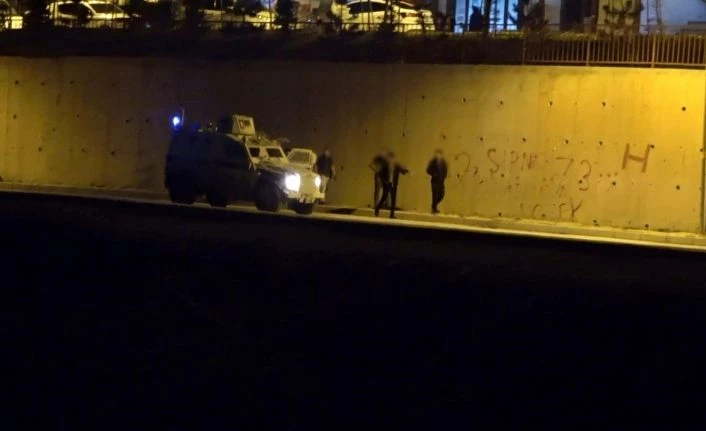 Kısıtlamada dışarıya çıkan vatandaşlar polislerin gelmesi üzerine evlerine kaçtı