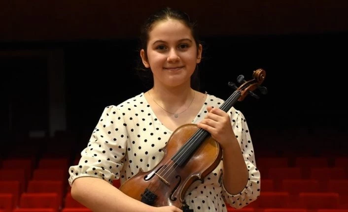 Konservatuarın 11 yaşındaki öğrencisi Elif yeteneğiyle gelecek için umut veriyor