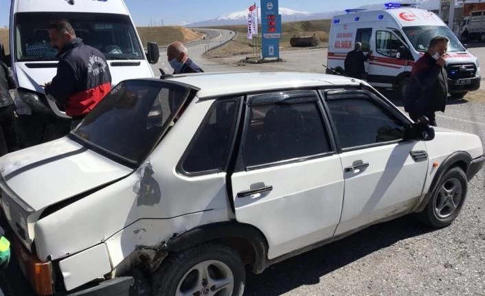 Minibüsle otomobil çarpıştı: 1 yaralı
