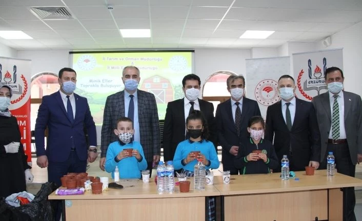 Minik eller tohumları toprakla buluşturdu