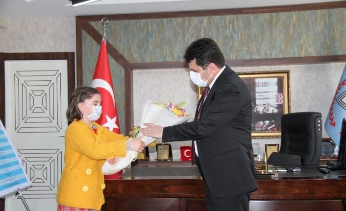 Minik Milli Eğitim Müdüründen, temizlik, maske ve mesafe çağrısı