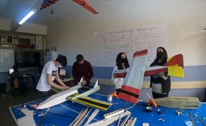 Model uçak tasarlayan liseliler TEKNOFEST