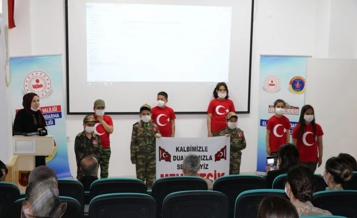 Öğrenciler, jandarmayı ziyaret edip şehitler anısına program yaptı