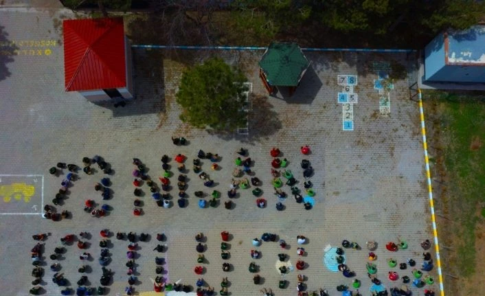 Öğrencilerden ‘ay yıldız’ ve ‘23 Nisan’ koreografisi
