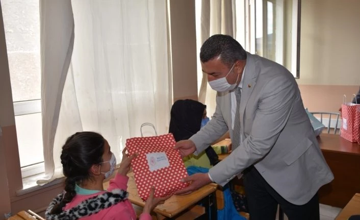 Öğrencilere kırtasiye ve spor malzemesi yardımı