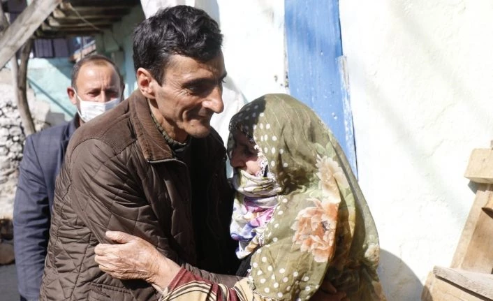 Öldü sandığı oğluna 15 yıl sonra kavuştu