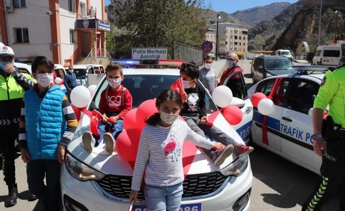 Oltu’da polislerden 23 Nisan kutlaması