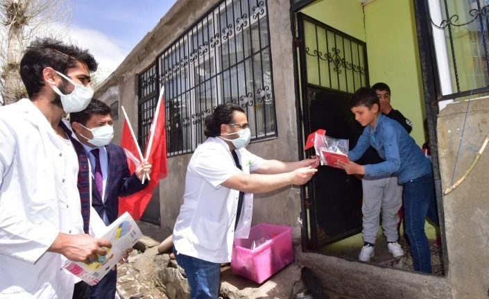 (Özel) Gönüllü doktorlardan köy çocuklarına 23 Nisan hediyesi