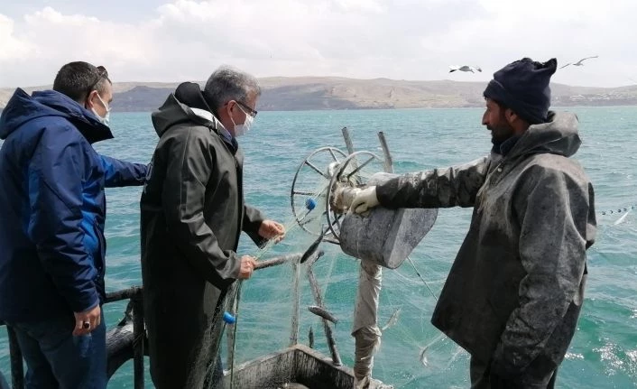 Vali Bilmez, yasak öncesi balıkçılar ile gölden son ağları çekti