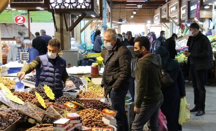 Pandemi ile durgunluk yaşayan kapalı çarşı, Ramazan’la hareketlendi