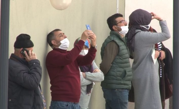 Pencereye çıkan kızı, vatandaşlar film gibi izledi