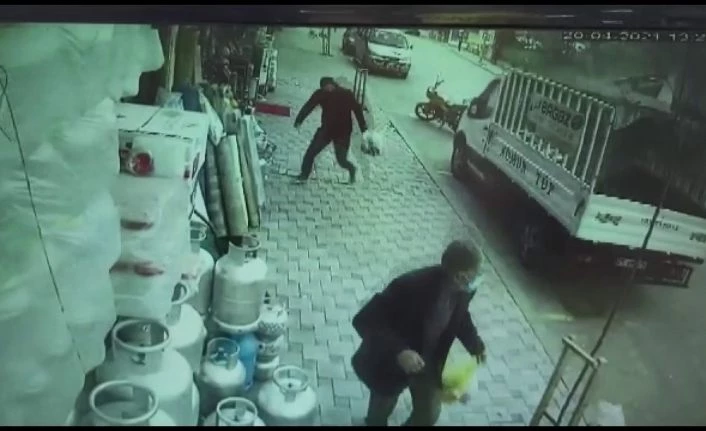 Rüzgarın uçurduğu çatının altında kalmaktan son anda kurtuldular