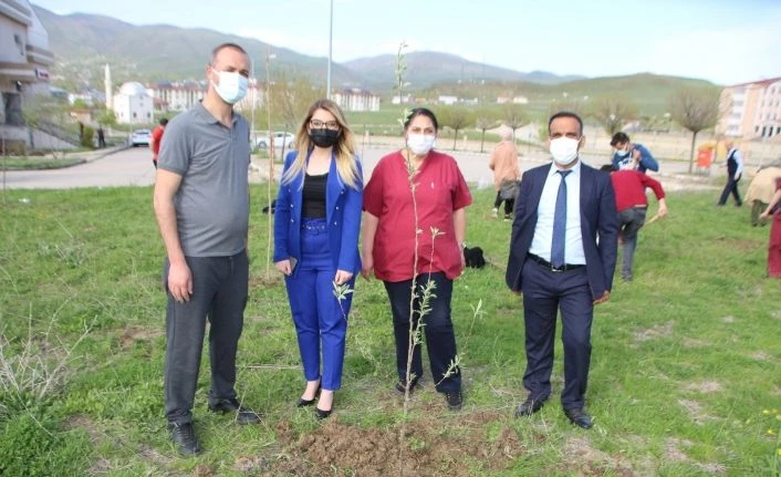 Sağlık çalışanlarından fidan dikimi