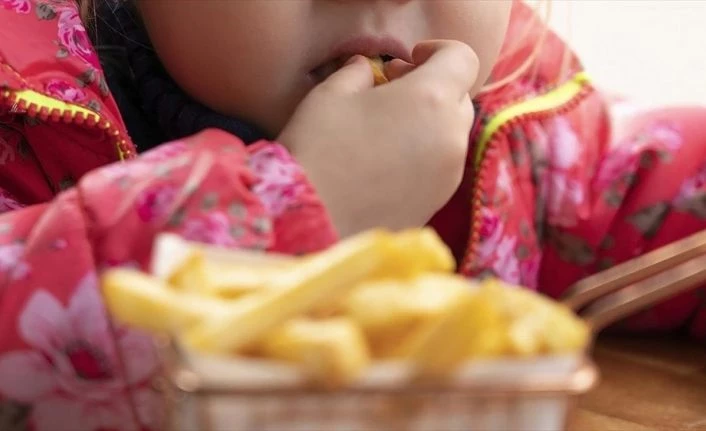 Salgın sürecinde harcadıkları enerji azalan çocuklarda duygusal aşırı yeme eğilimi obeziteye yol açabiliyor