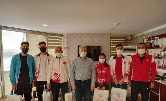 Şampiyon atletleri kutladı