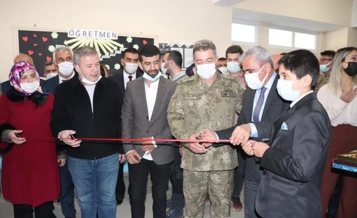 Şehitlerin isimleri okul kütüphanelerinde yaşatılıyor