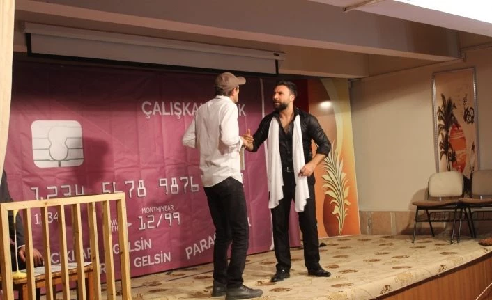 Şemdinli’de "Dikkat Aile Var" oyunu sahnelendi