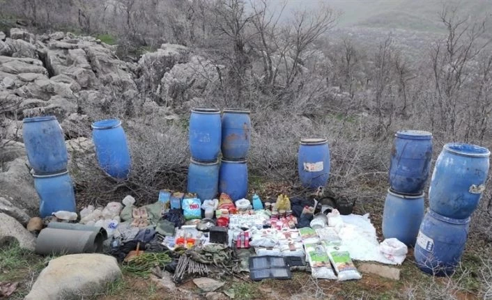 Şemdinli’de teröristlere ait yaşam malzemesi ele geçirildi