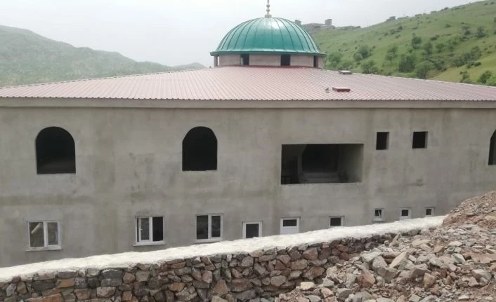 Sınırda yapılan cami destek bekliyor