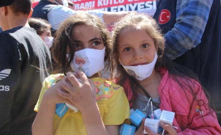 Sokak sokak gezip şeker dağıttılar
