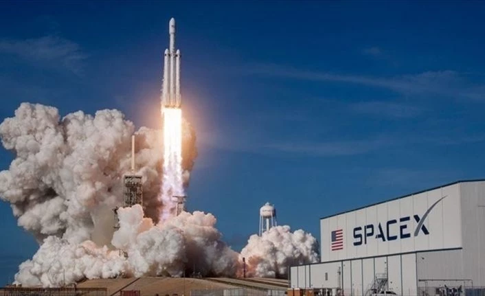 SpaceX 4 astronotu taşıyan Crew Dragon mekiğini uzaya fırlattı