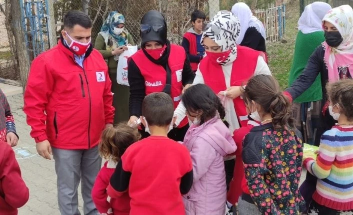 Türk Kızılay’ı Bayrampaşa Kadın Kolları’ndan Van’a ısıtan ziyaret