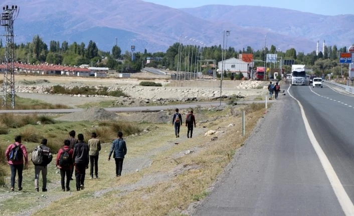 Umuda yolculuk için günlerce yol yürüyorlar