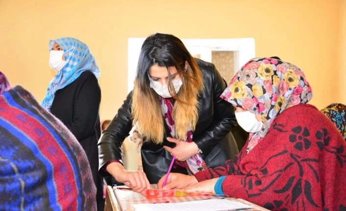 Vali Öner ve eşi, okuma-yazma kursunun ilk dersine katıldı