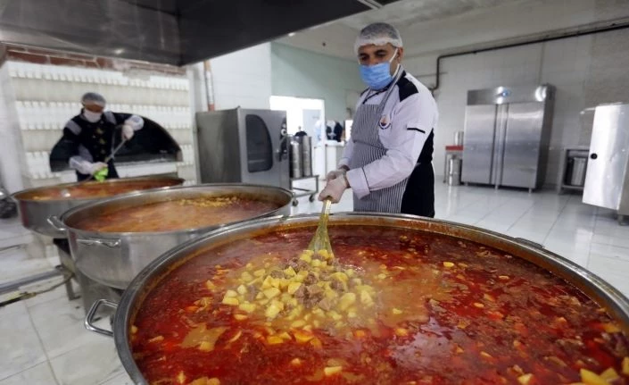 Van Büyükşehir Belediyesinin kazanları ihtiyaç sahipleri için kaynıyor