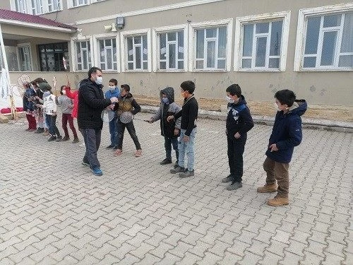 Van’daki köy okuluna spor malzemesi desteği