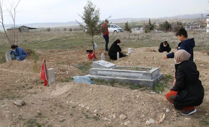 Virüsten aynı aileden 5 kişi 20 gün içinde vefat etti, çocukları herkesi uyardı