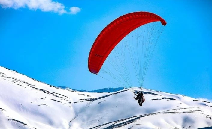Yamaç paraşütü tutkunlarının yeni gözdesi Van Gölü koyları