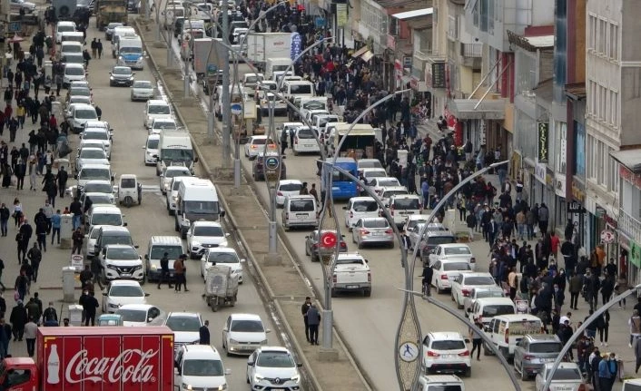 Yüksekova’da 3 günlük kapanma öncesi yoğun karabalık