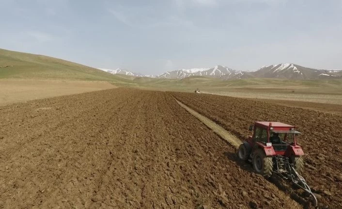 Yüksekovalı çiftçilerden ekim seferberliği