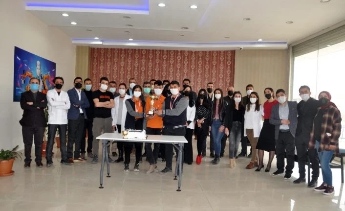 Yüksekovalı kolej öğrencileri birinciliği pasta keserek kutladılar