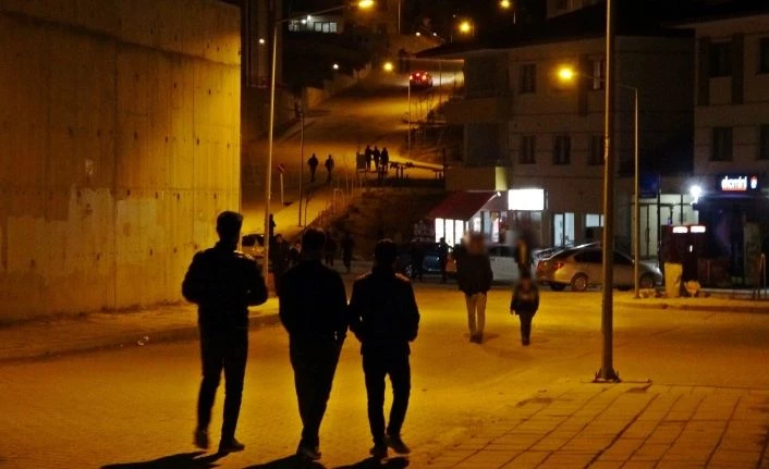 Yüksekovalılar yasak saatlerini karıştırınca dışarıya akın etti