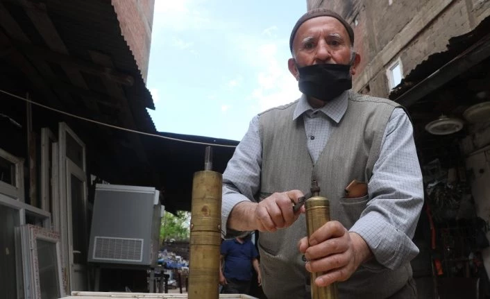 35 yıl önce bulduğu kahve değirmenlerini yıllardır saklıyor