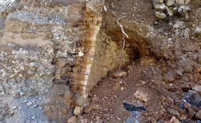 Ağrı’da yıkılan caminin altından buğday ambarı çıktı