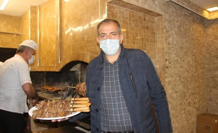Aşı olamayanların ilk tercihi protein deposu cağ kebabı oluyor