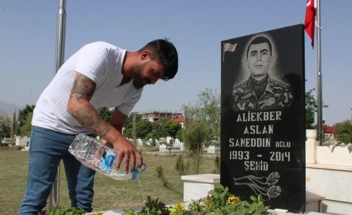 Avusturya’dan geldi, şehit mezarlarını temizleyip kurumuş çiçekleri suladı