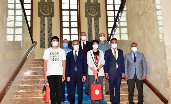 Başarılı öğrencilere hediye