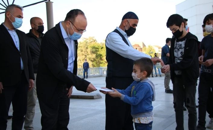 Bayram namazı sonrası vali uyardı, şeker yerine virüs ikram etmeyin